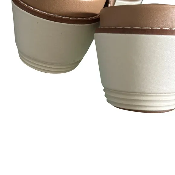 COLE HAAN ORIGINAL GRAND PEYTON FLATFORM SANDALS. SOFT GOLD METALLIC IVORY.