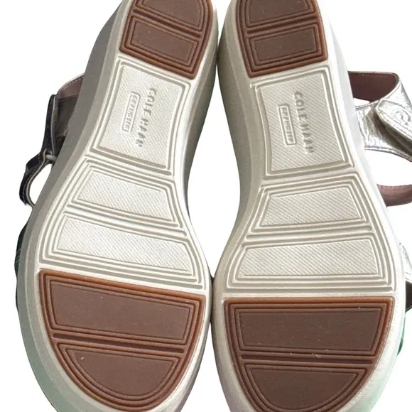 COLE HAAN ORIGINAL GRAND PEYTON FLATFORM SANDALS. SOFT GOLD METALLIC IVORY.