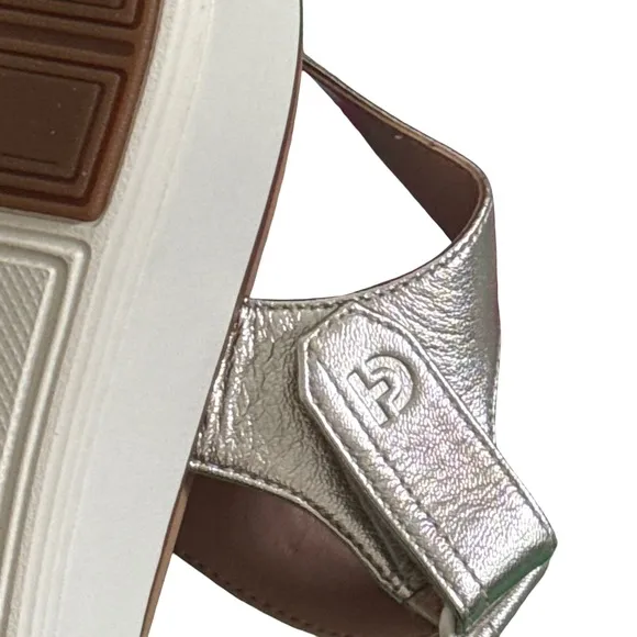 COLE HAAN ORIGINAL GRAND PEYTON FLATFORM SANDALS. SOFT GOLD METALLIC IVORY.