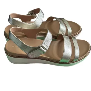 COLE HAAN ORIGINAL GRAND PEYTON FLATFORM SANDALS. SOFT GOLD METALLIC IVORY.