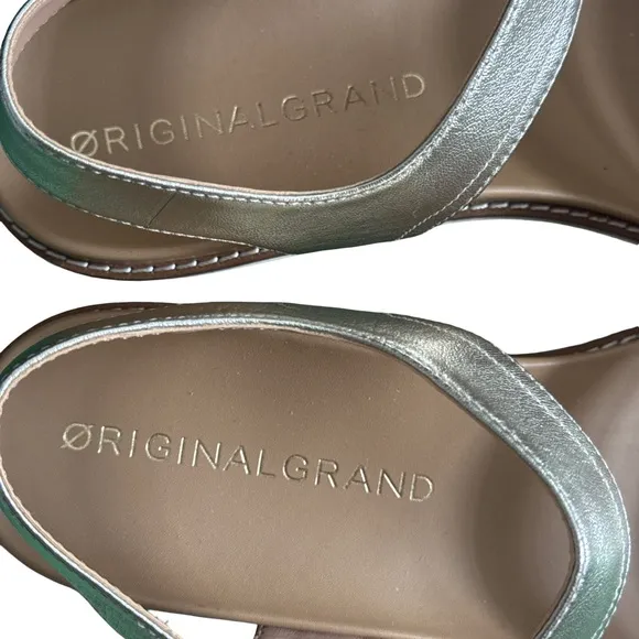 COLE HAAN ORIGINAL GRAND PEYTON FLATFORM SANDALS. SOFT GOLD METALLIC IVORY.