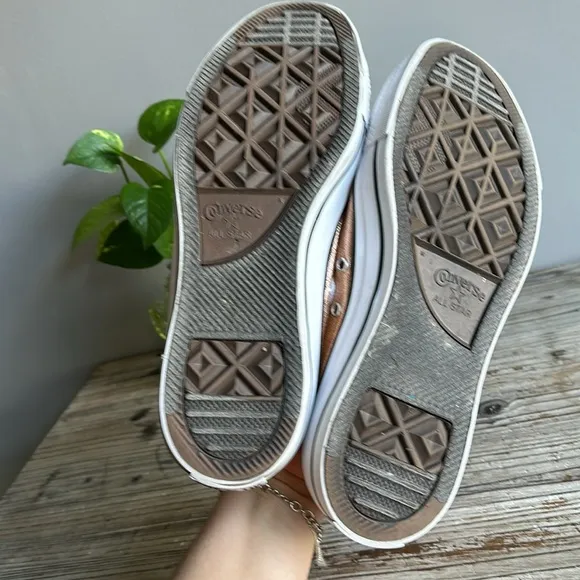 Converse sneakers size 10.5 great condition