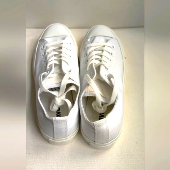 Converse Sneakers Women's Size 7 New Condition with Box