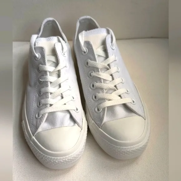 Converse Sneakers Women's Size 7 New Condition with Box
