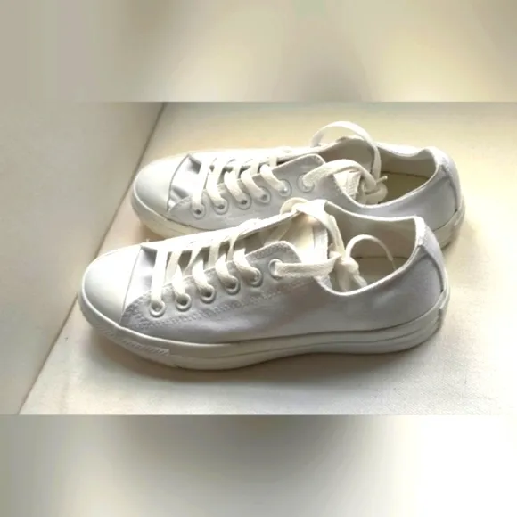 Converse Sneakers Women's Size 7 New Condition with Box