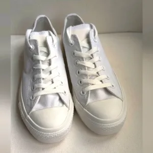 Converse Sneakers Women's Size 7 New Condition with Box