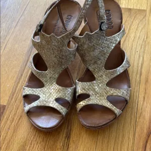 Cydwoq sz 36.5 US 6.5 Women's Tan low heel Sandals embossed leather great cond