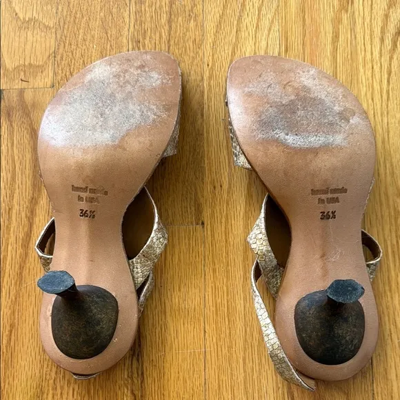 Cydwoq sz 36.5 US 6.5 Women's Tan low heel Sandals embossed leather great cond