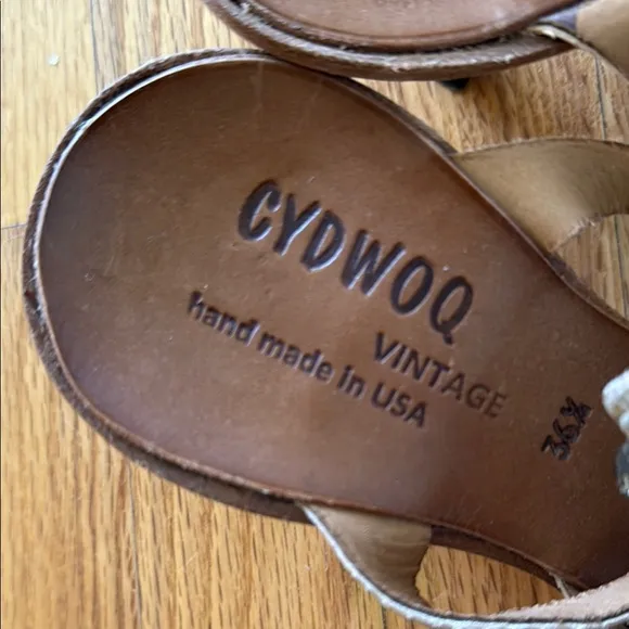 Cydwoq sz 36.5 US 6.5 Women's Tan low heel Sandals embossed leather great cond