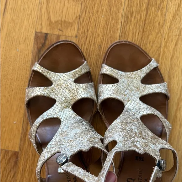 Cydwoq sz 36.5 US 6.5 Women's Tan low heel Sandals embossed leather great cond