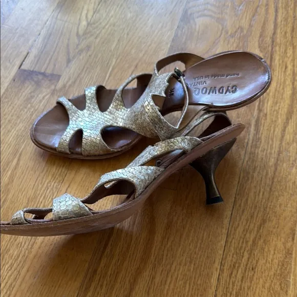 Cydwoq sz 36.5 US 6.5 Women's Tan low heel Sandals embossed leather great cond