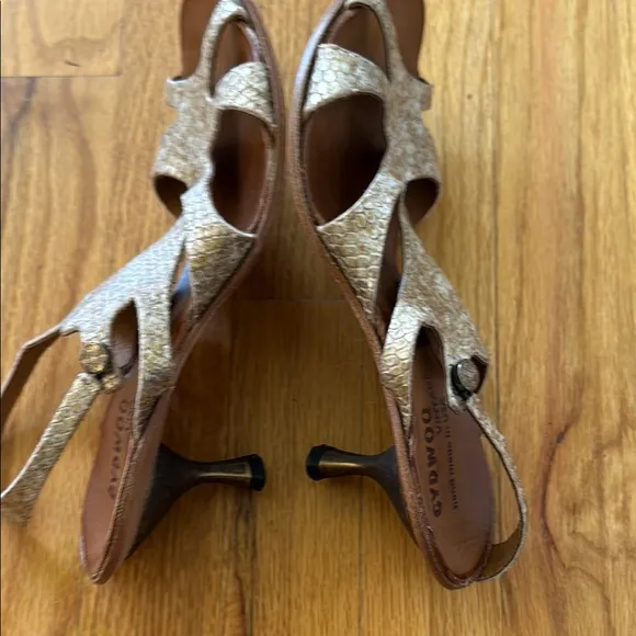 Cydwoq sz 36.5 US 6.5 Women's Tan low heel Sandals embossed leather great cond