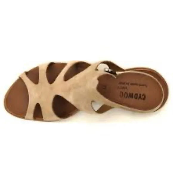 Cydwoq sz 36.5 US 6.5 Women's Tan low heel Sandals embossed leather great cond