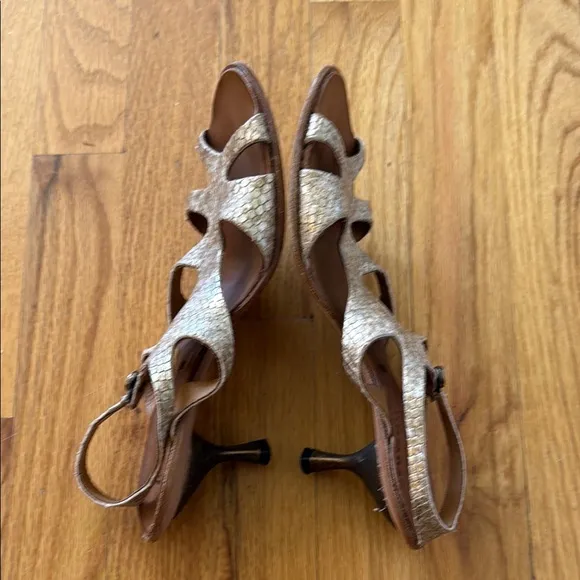 Cydwoq sz 36.5 US 6.5 Women's Tan low heel Sandals embossed leather great cond