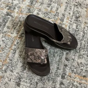 DONALD PLINER FIFI SANDALS! NIB! SIZE 6.5