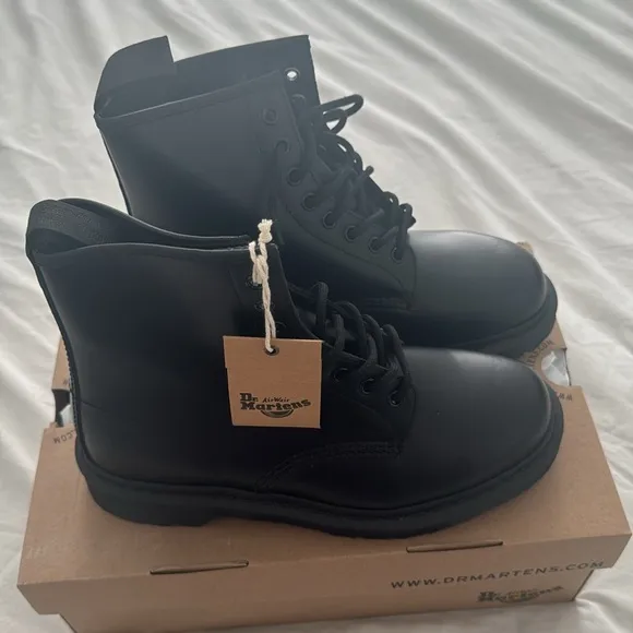Dr. Martens 1460 mono bootsBrand new100% authentic