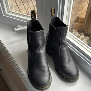 Dr. Martens CADENCE GREASY CHELSEA Black Leather Boots-10