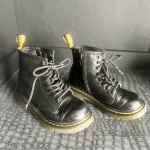 Dr Martens kids boots Size: 12 US Color :Black