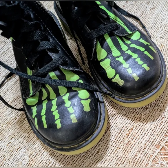 Dr. Martens • Skelly Boots Youth | Glow in the Dark