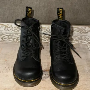 DR MARTENS toddler boots size 8 Like New, worn once.