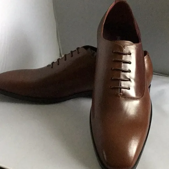 DRESS-UP SHOES FOR MEN.