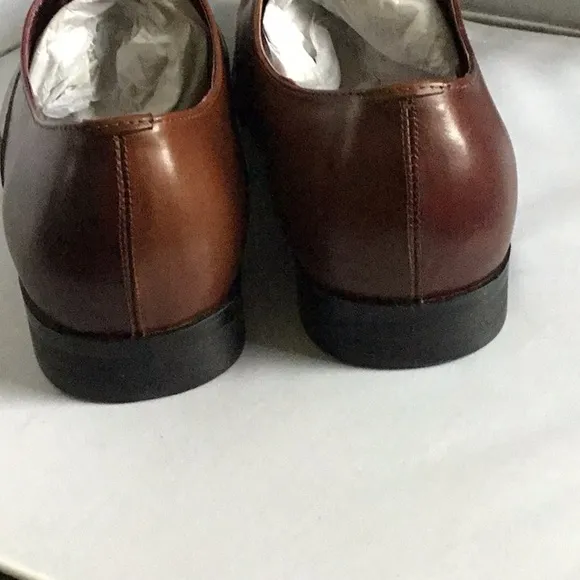 DRESS-UP SHOES FOR MEN.