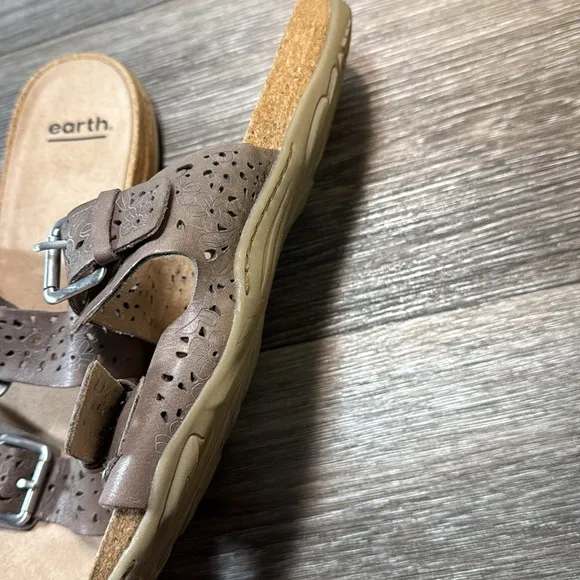 Earth tan leather slides woman’s size 10 wide (b28)
