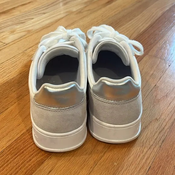 Easy Spirit like new sneakers! Size 7.5. Just adorable!