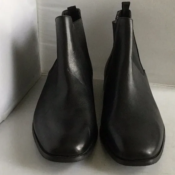 EXPRESS CHUKKA BOOTS.