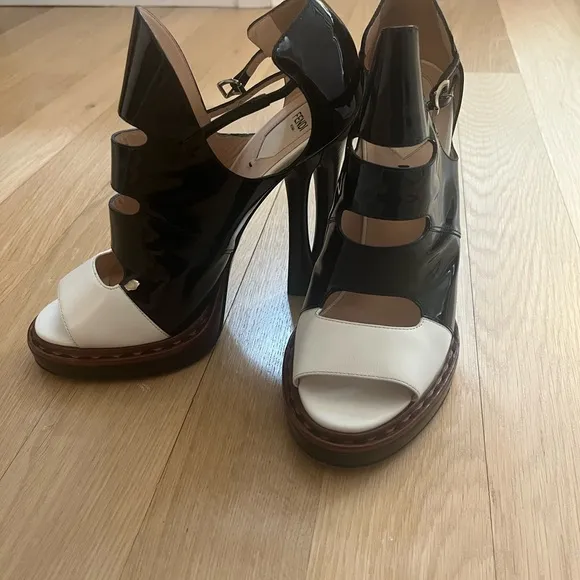✨Fendi Roma Black and White Women's Heels✨