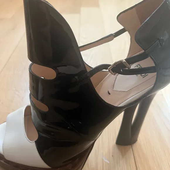 ✨Fendi Roma Black and White Women's Heels✨
