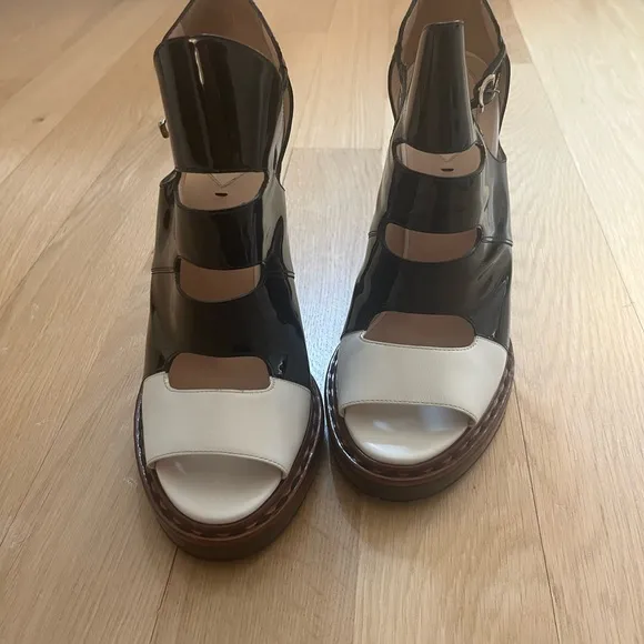 ✨Fendi Roma Black and White Women's Heels✨