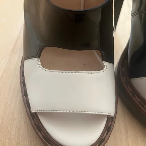 ✨Fendi Roma Black and White Women's Heels✨