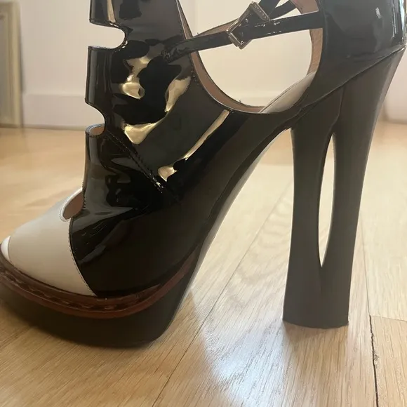 ✨Fendi Roma Black and White Women's Heels✨