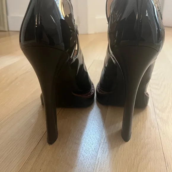 ✨Fendi Roma Black and White Women's Heels✨