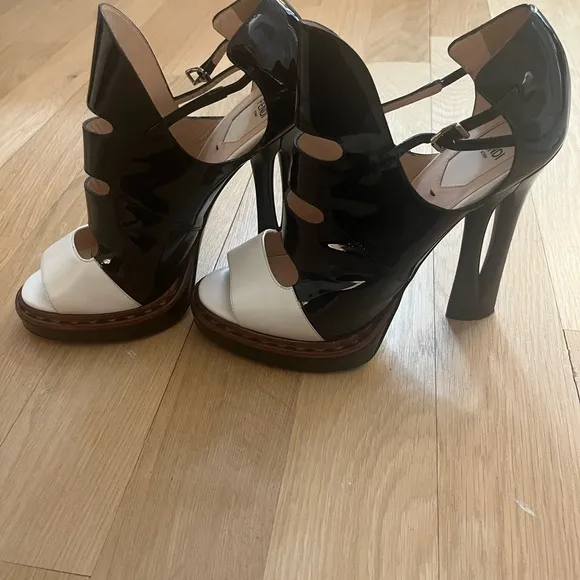 ✨Fendi Roma Black and White Women's Heels✨