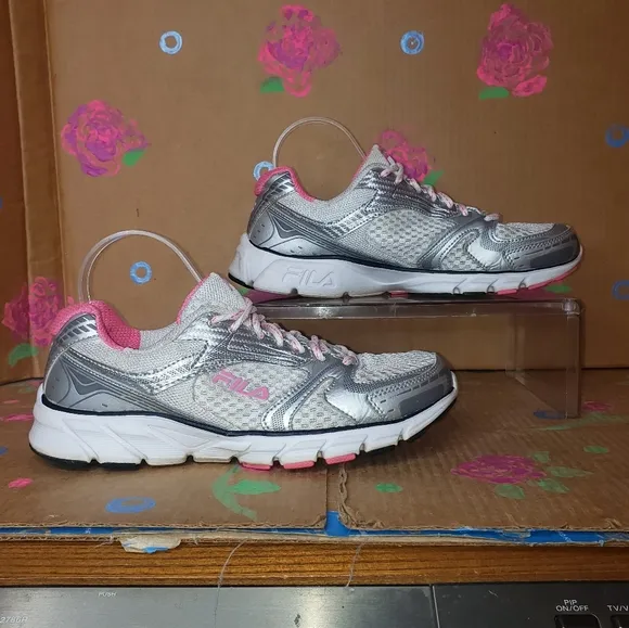 FILA APPROACH WHITE SILVER HOT PINK RUNNING SHOES SNEAKERS SIZE 9