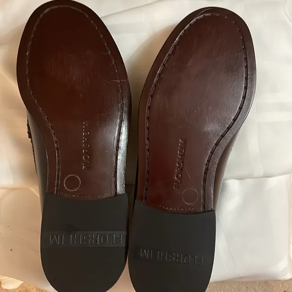 Florsheim, leather penny loafers for men. Brown size 8.