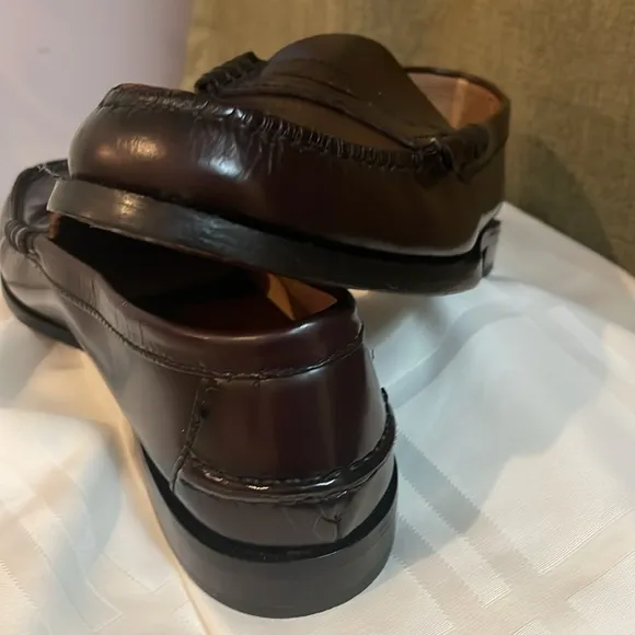 Florsheim, leather penny loafers for men. Brown size 8.