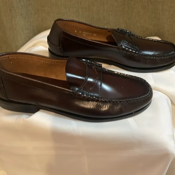 Florsheim, leather penny loafers for men. Brown size 8.