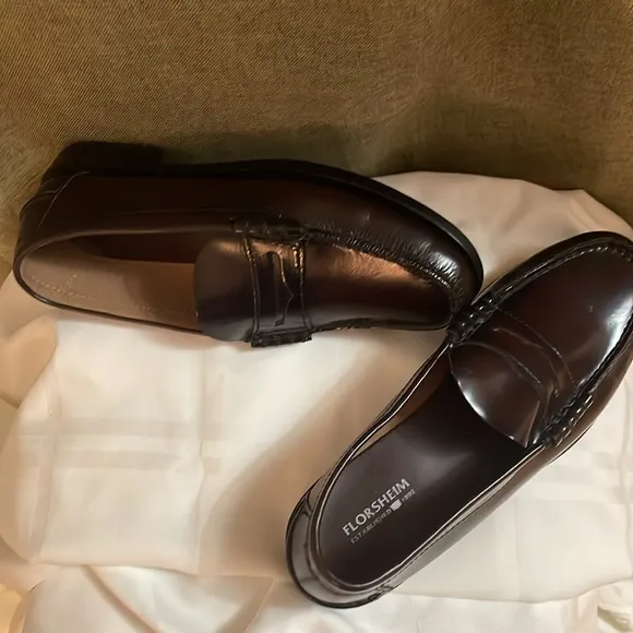 Florsheim, leather penny loafers for men. Brown size 8.