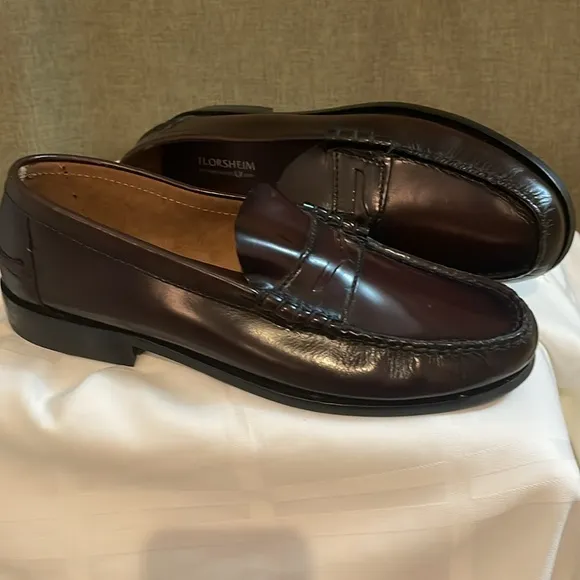 Florsheim, leather penny loafers for men. Brown size 8.