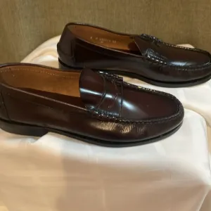 Florsheim, leather penny loafers for men. Brown size 8.