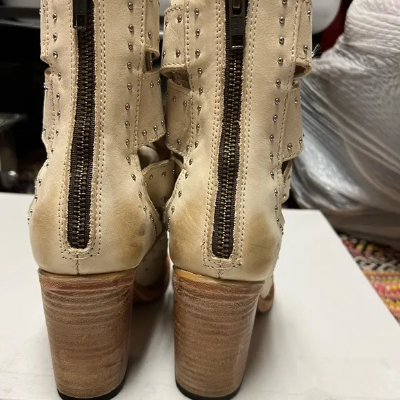 Freebird Women's Cream Lace-Up Sandals size 9
