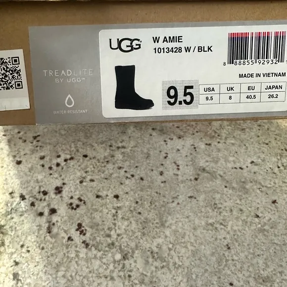 Gently cared for women’s UGG boots size 9.5.