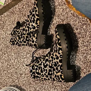 Gianni Bini boots. Size 6. Sparks when you walk