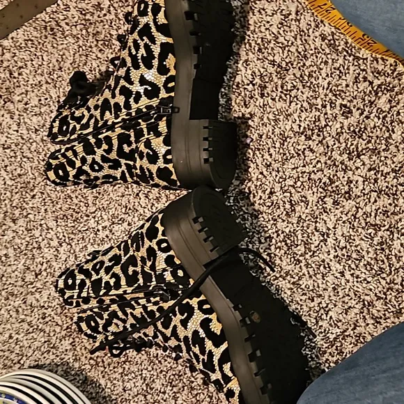 Gianni Bini boots. Size 6. Sparks when you walk