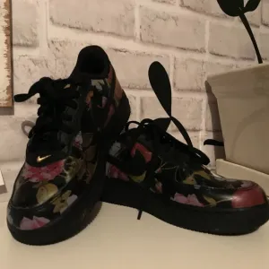 Girls NIKE AirForce F1 LXX Floral Sneakers