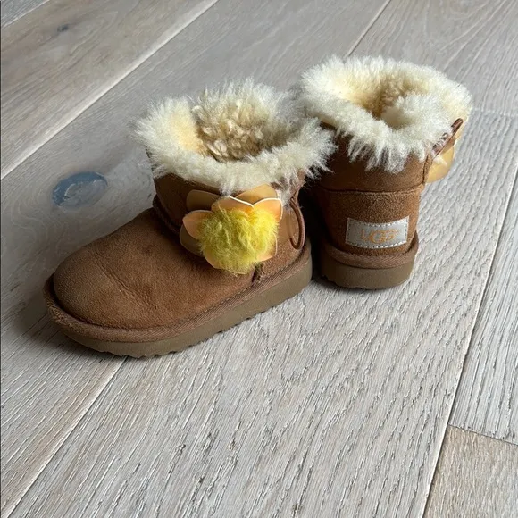 Girls Ugg boots size 7 toddler