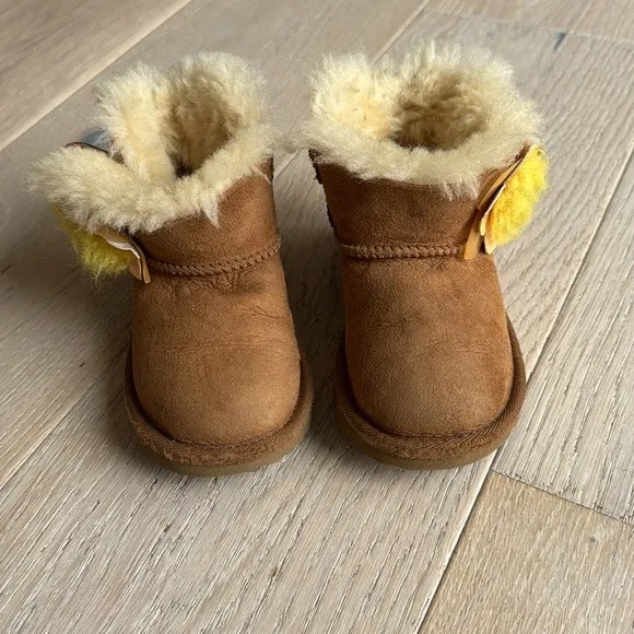 Girls Ugg boots size 7 toddler